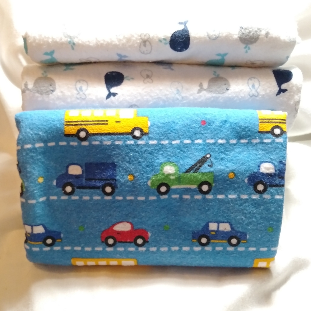 3 Recieving Blankets, 2 Wash Cloths